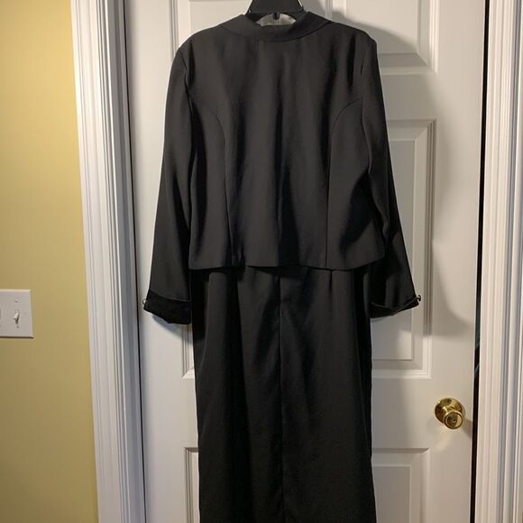 Leslie Belle size 16 petite two-piece suit black with sateen collar & buttons - Picture 2 of 10